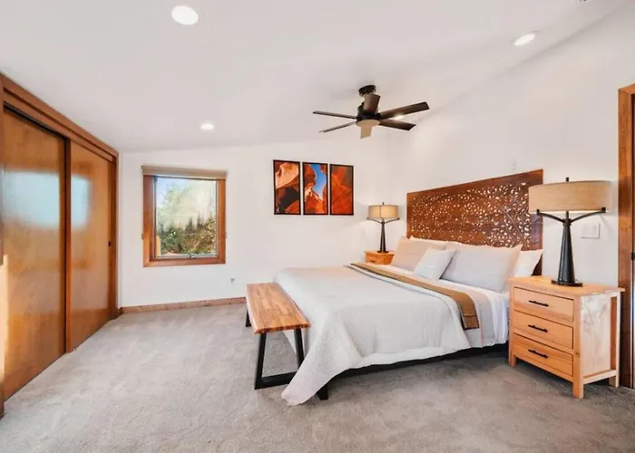 Apartment Guest With Up Close Chapel And Red Rock Views