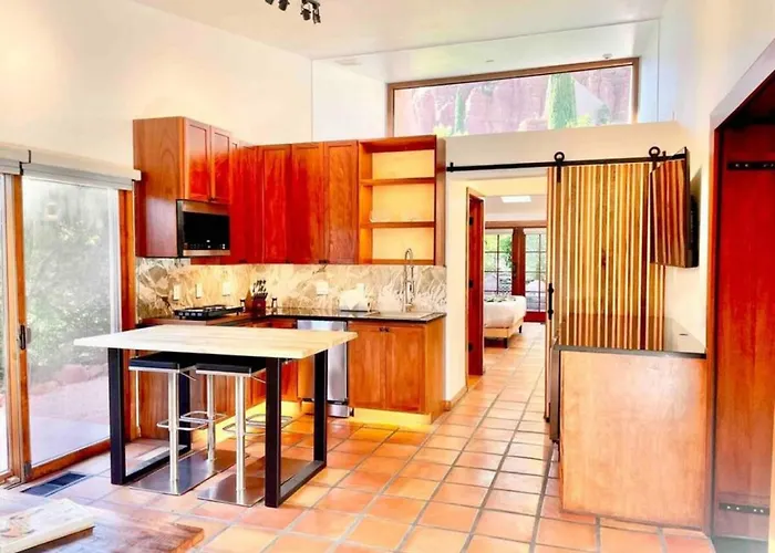 Apartment Guest With Up Close Chapel And Red Rock Views